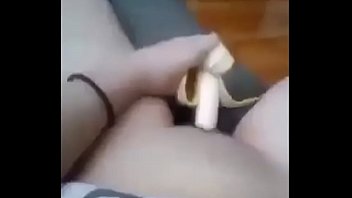 Киргизская девушка учится мастурбировать бананом